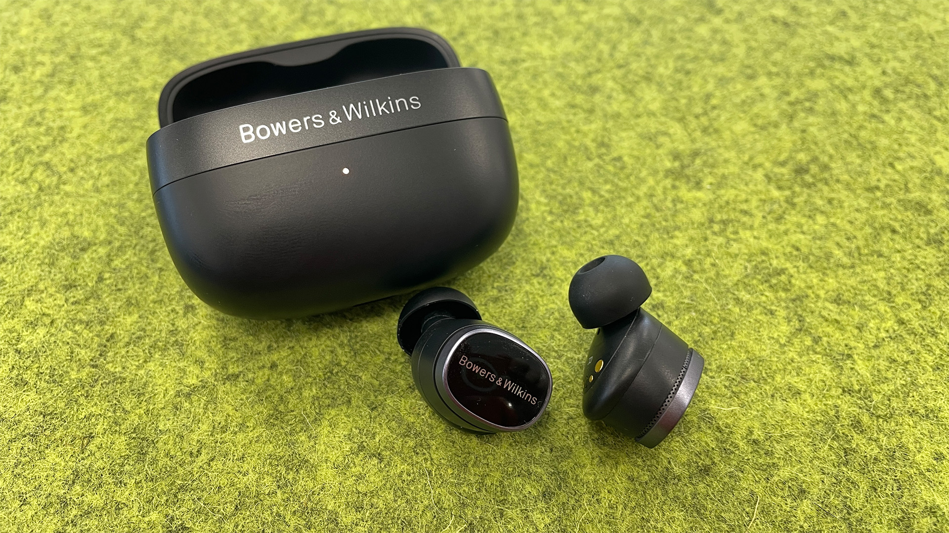 Bowers & Wilkins Pi8 wireless in-ear headphones