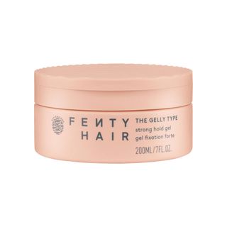 BYpoYwg4AiooTw6ZuvH5Qc-320-80 ظهر Zoe Saldaña و Pamela Anderson لأول مرة Met Gala Micro Bobs