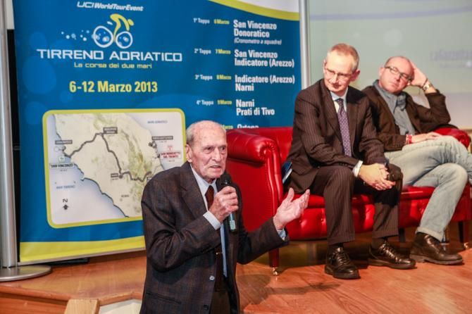 Former Italian national coach Alfredo Martini speaks to the crowd