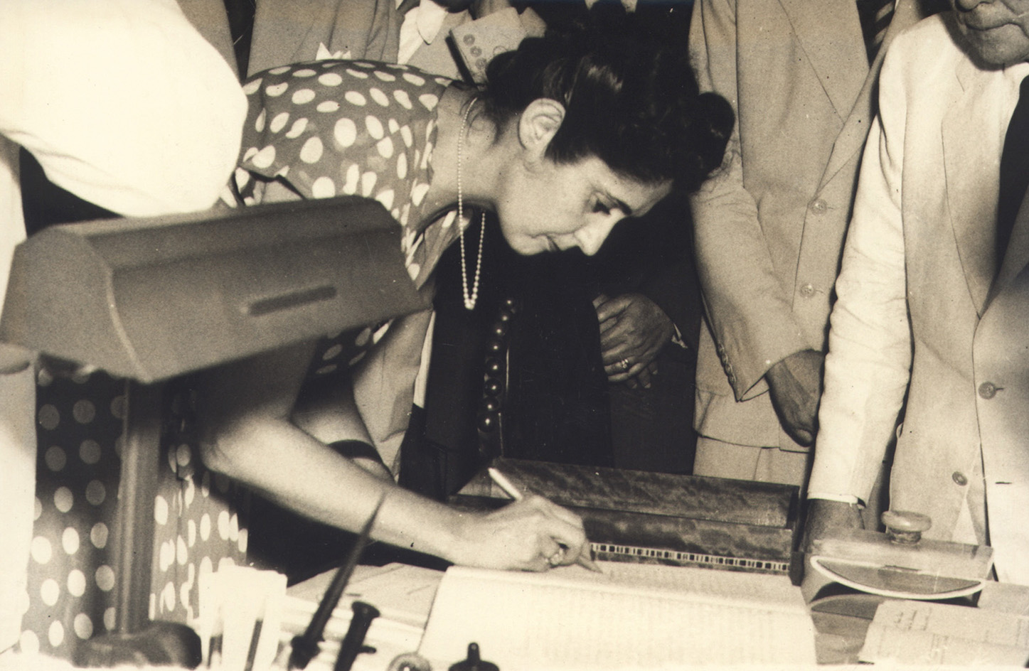 Posse de Carmen Portinho no cargo de Diretora do Departamento de Habita&amp;ccedil;&amp;atilde;o Popular. Fotografia, sem autoria identificada, 16 fev. 1948. Arquivo Nacional