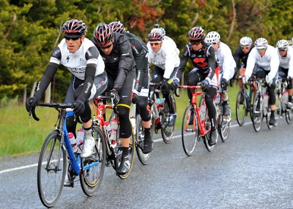 Calder Stewart takes it position at the front of the peloton. Moments later Hayden Roulston withdraws from the race due to medical problems