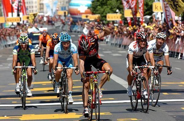 Alejandro Valverde (Caisse d'Epargne) wins in his home country.