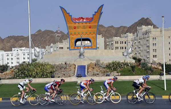The Tour of Oman peloton en route from Bidbid to Al Wadi Al Kabir.
