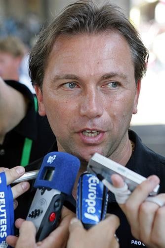 Johan Bruyneel (Discovery) explains his plans for the day.