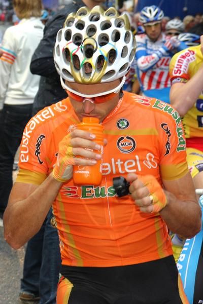Samuel Sanchez (Euskaltel - Euskadi) has a drink.
