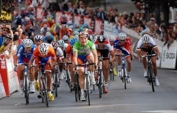 The sprint in Bruy&egrave;res. Hofland sits up a little early as Wippert (left) slides past in the final 50 metres.