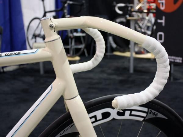 These ultra-deep drop track bars are integrated with the color-matched stem.