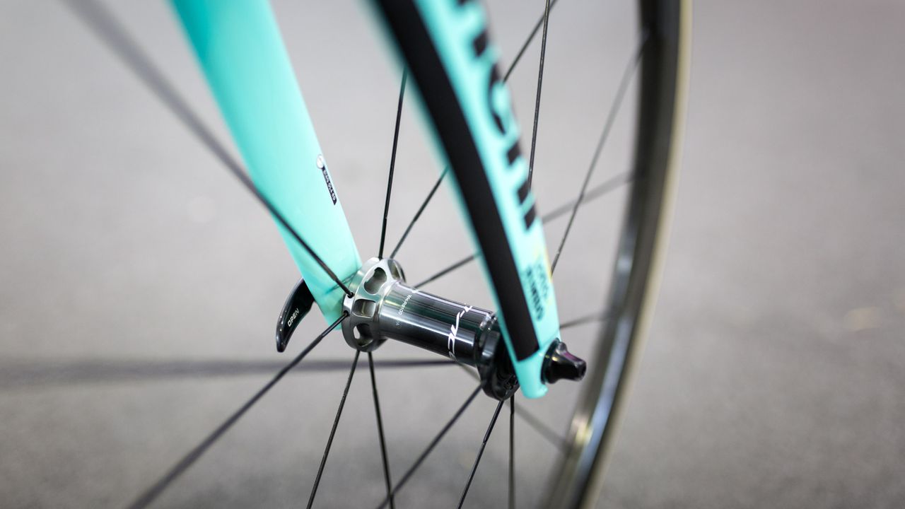 Shimano Dura-Ace R9100 series wheels have a silver-black fade on the hubs