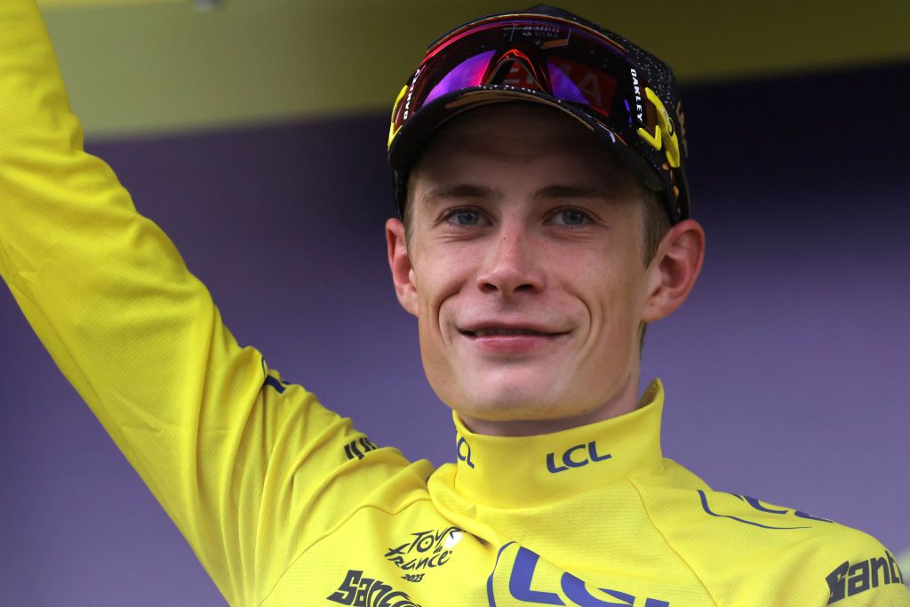 Jumbo-Visma's Danish rider Jonas Vingegaard celebrates on the podium with the overall leader's yellow jersey after the 16th stage of the 110th edition of the Tour de France cycling race, 22 km individual time trial between Passy and Combloux, in the French Alps, on July 18, 2023. (Photo by Thomas SAMSON / AFP)
