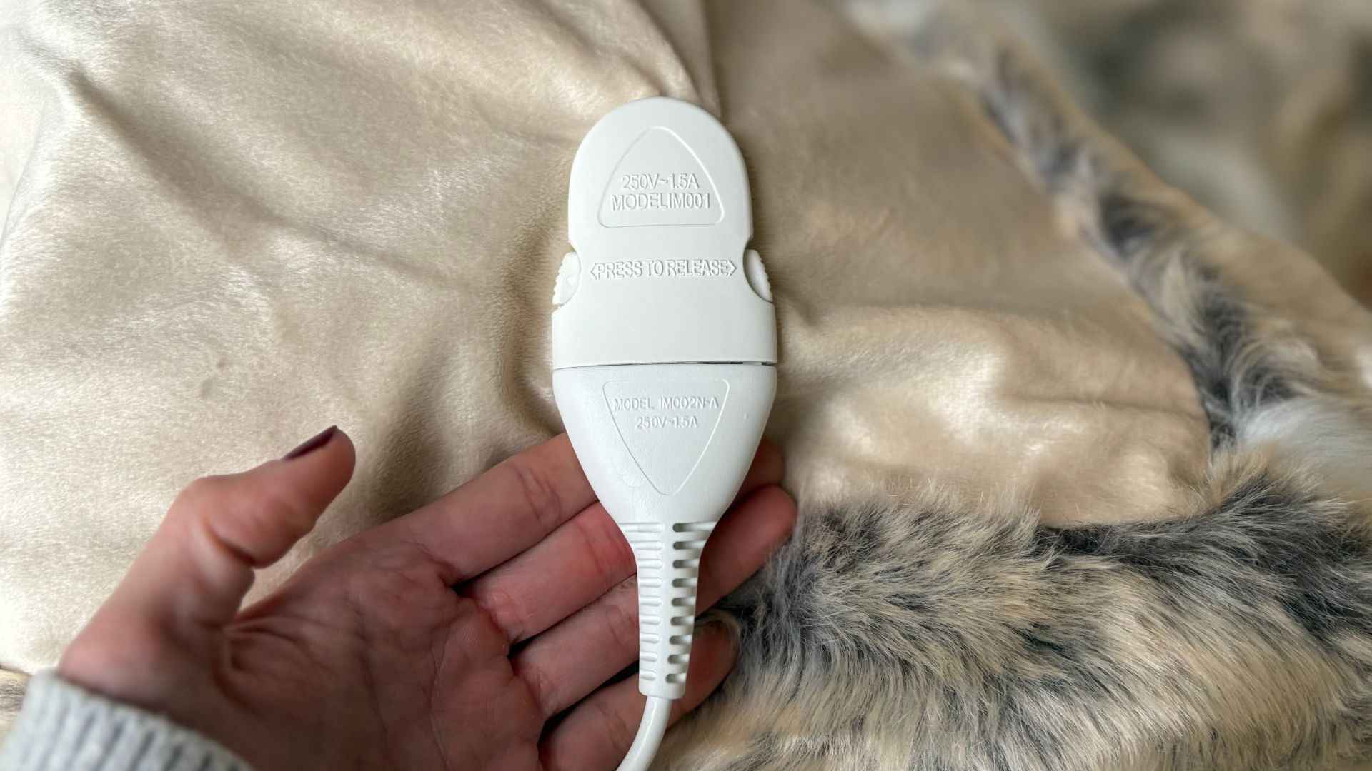 Testing the Hygge Days Luxury Faux Fur Warming Throw