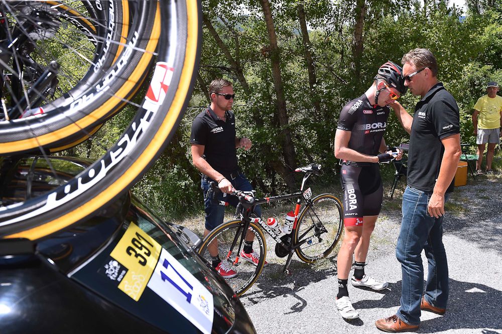 Sam Bennett (Bora-Argon 18) abandons.
