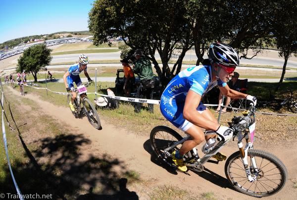 Katerina Nash (Luna Pro Team) leading the race with teammate Catharine Pendrel chasing