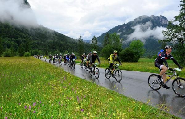 The peloton during stage 1