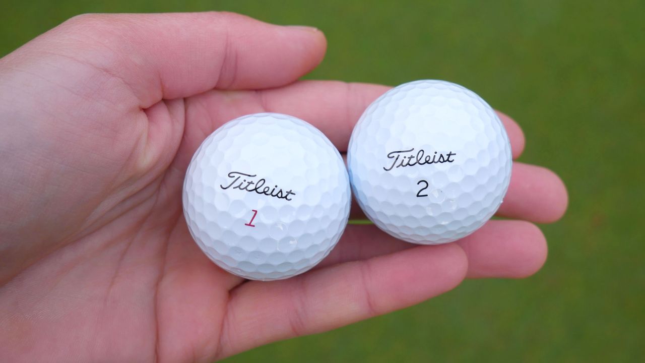 Titleist Pro V1 and Pro V1x golf balls in testers hand