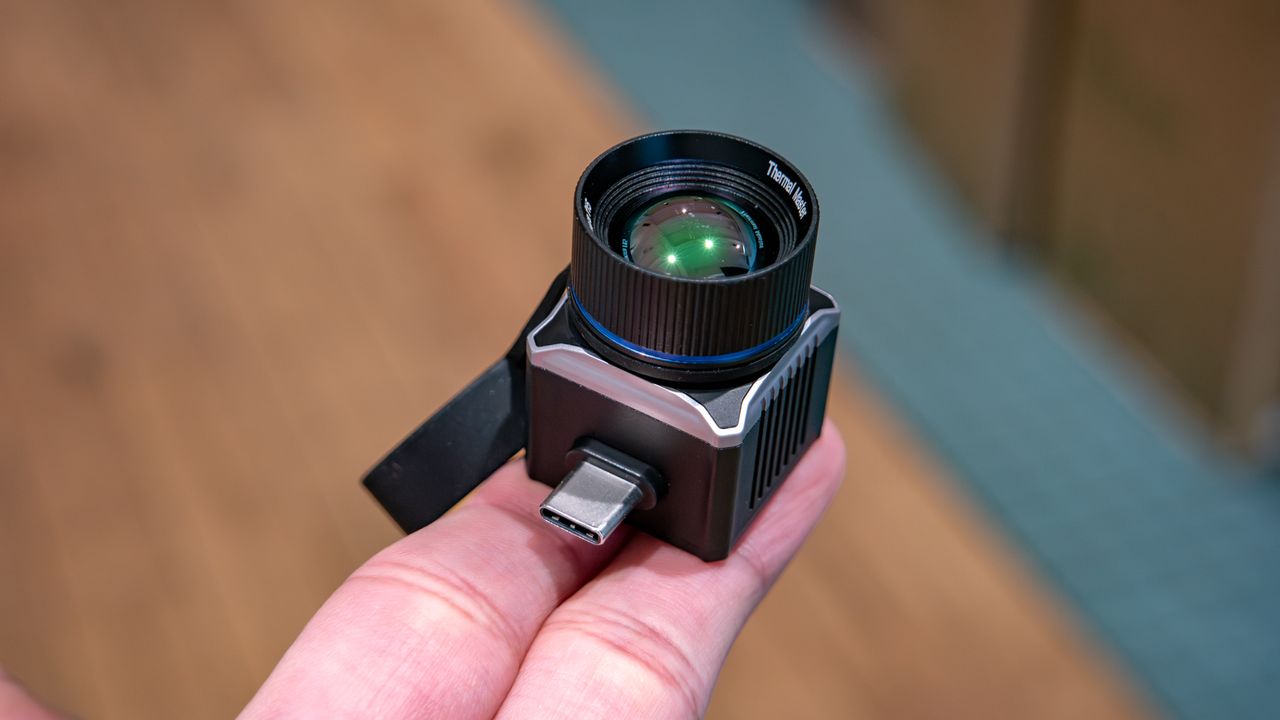 Thermal Master T2 Max connected to Motorola Razr Fold.