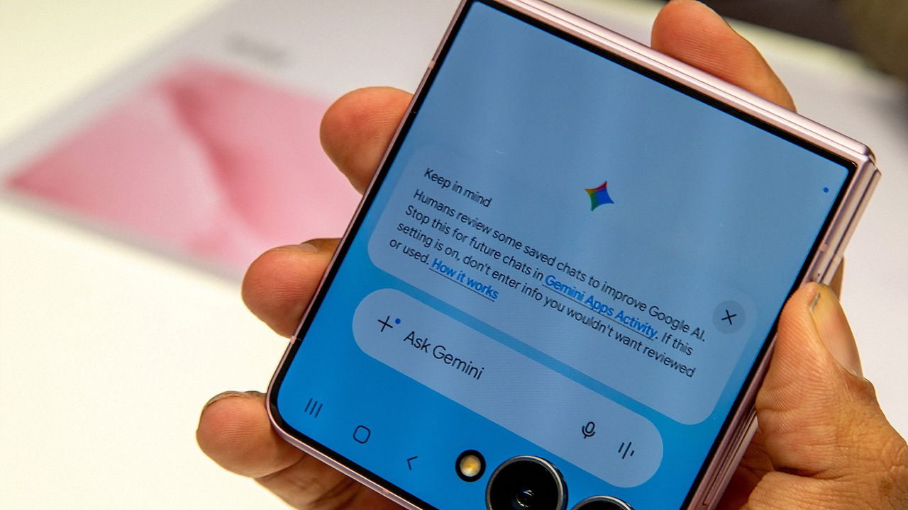 Hands-on with the Samsung Galaxy Z Flip 8's cover screen