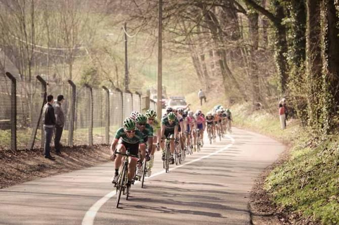 The field chases after the final ascent of the Kemmelberg en route to Wevelgem
