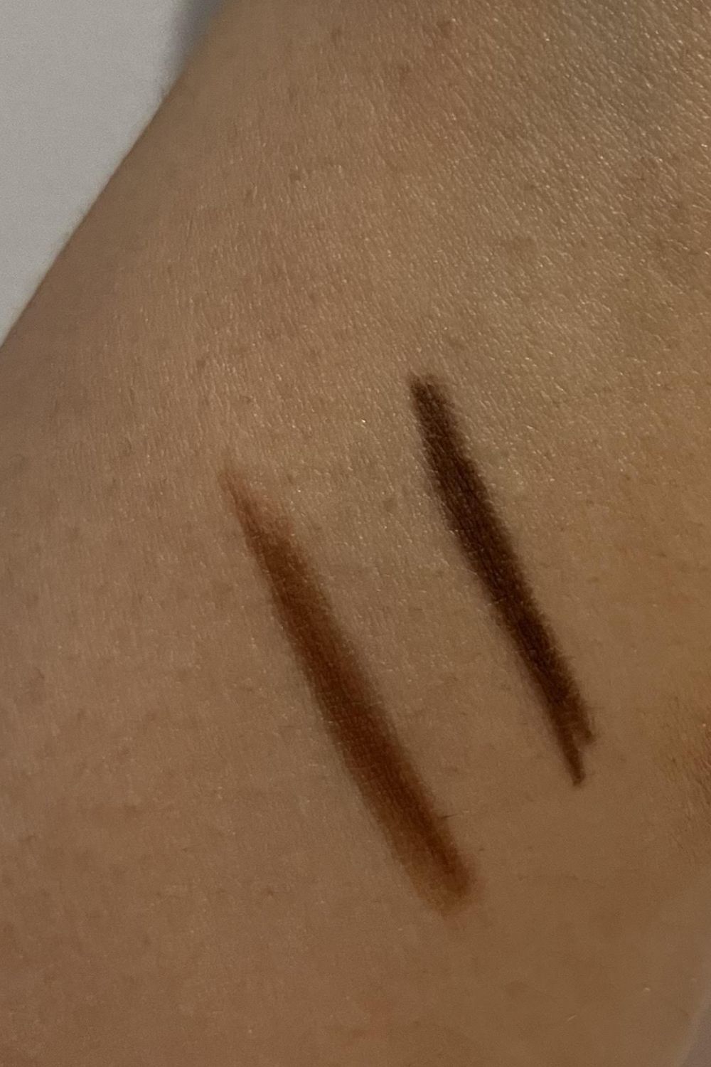 Lápiz Victoria Beckham Beauty Lip Definer en los tonos 05 y 06, muestra del brazo de Nessa