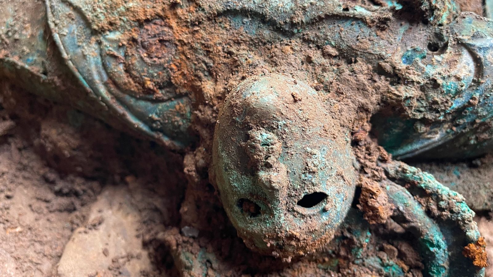 Exceptional' hoard of 800 Iron Age artifacts found mysteriously
