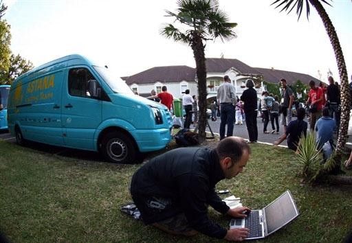 A journalists uses whatever free space he can