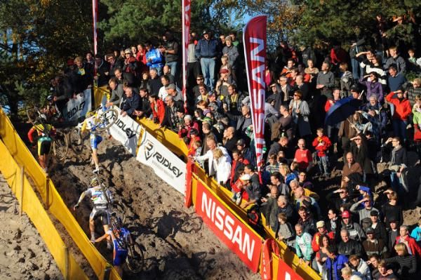 Belgian champion Sven Nys and world champion Zdenek Stybar tackle the run-up.
