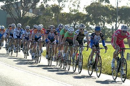 The large bunch that formed at the front of the race around the 30km mark.