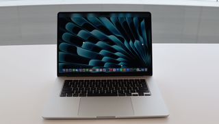 15 Zoll MacBook Air auf einem Tisch