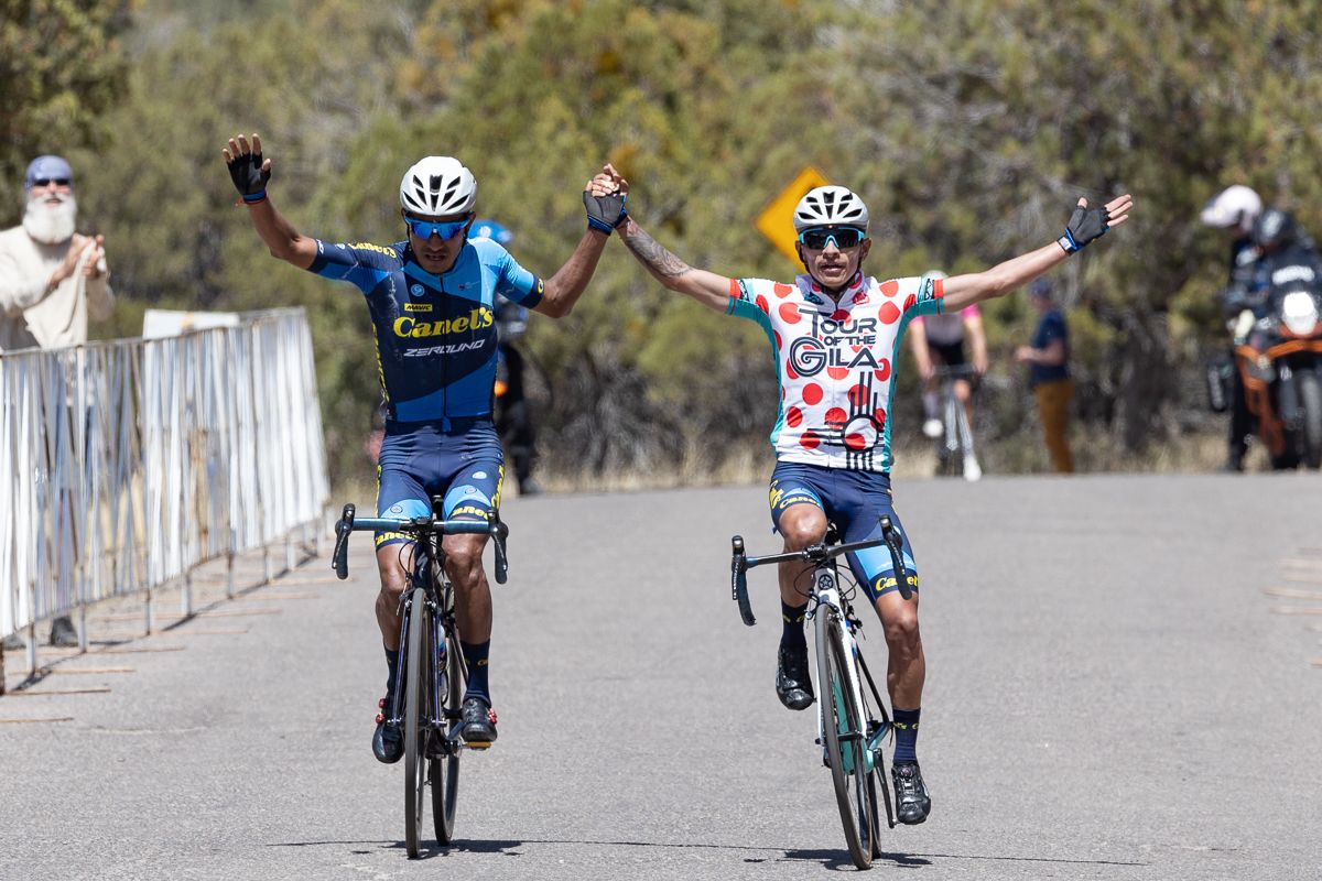 Eduardo Corte Cordero and Heiner Parra Bustamante (Canel's Zerouno) cross the line hand-in-hand. Officials gave the win to Corte Cordero and Bustamante held onto the QOM jersey.