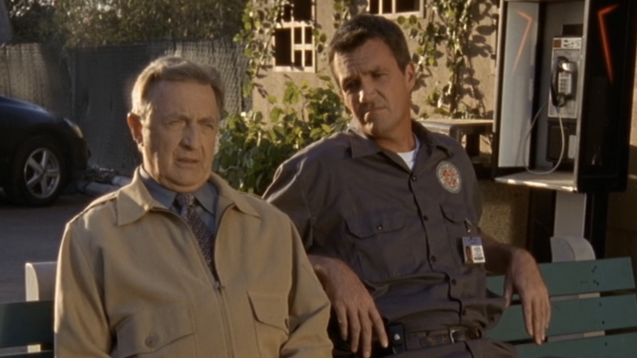 Ken Jenkins'in Dr. Kelso ve Neil Flynn'in kapakçıları yan yana bir bankta oturuyor
