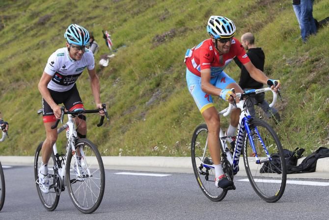 Vincenzo Nibali (Astana) leads Chris Horner (RadioShack Leopard) in the finale of stage 15