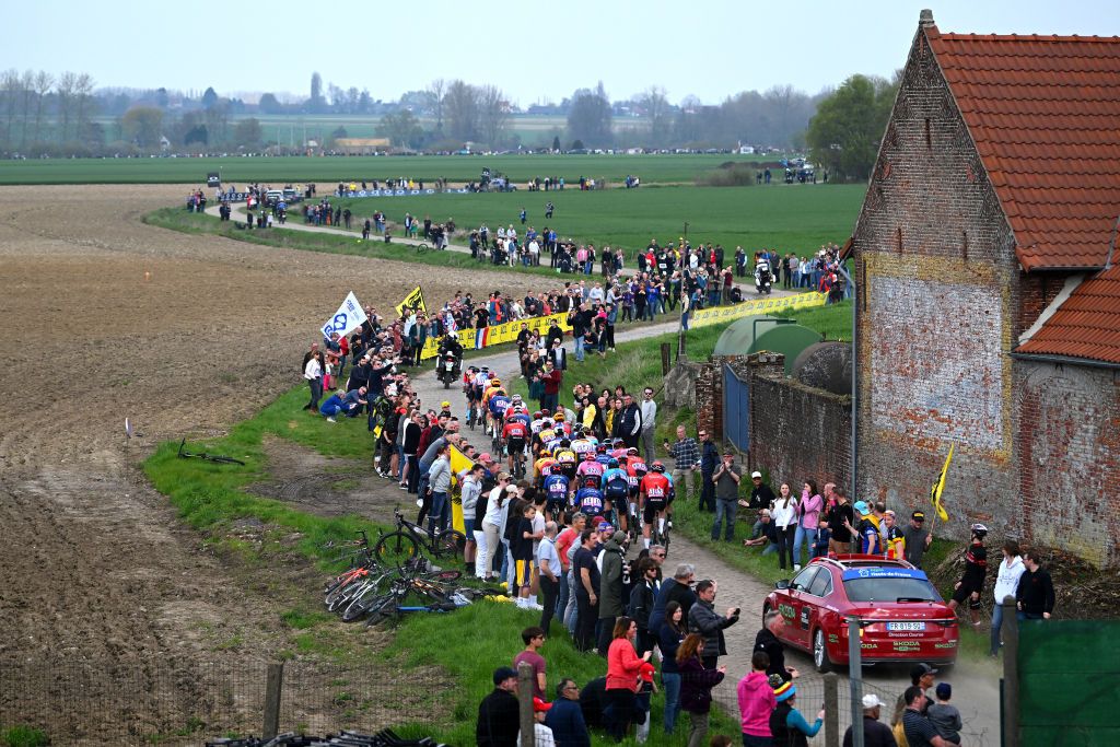 Paris-Roubaix 2023: the race tackles a sector of pave