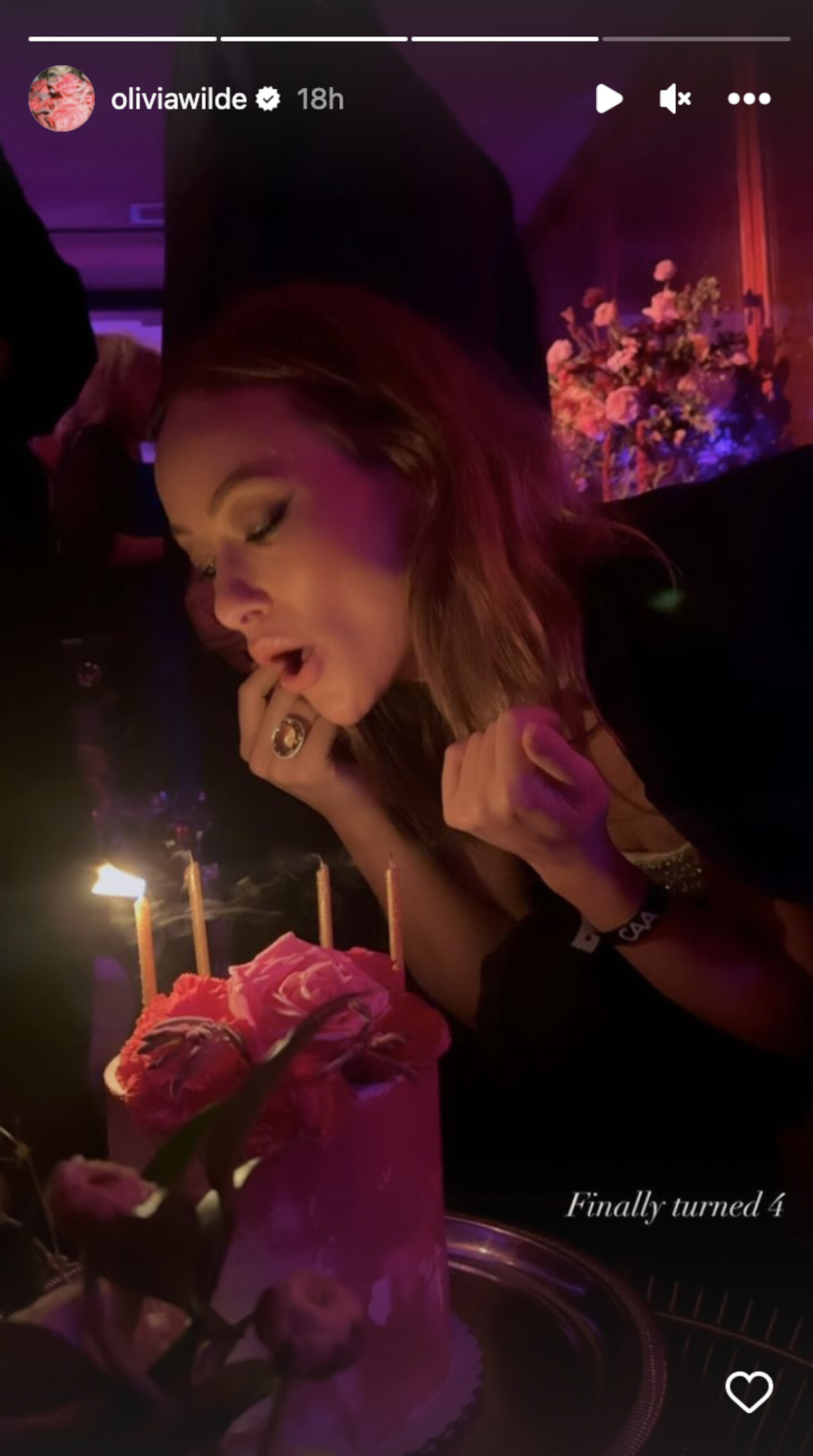 Olivia Wilde soplando las velas de su cumpleaños