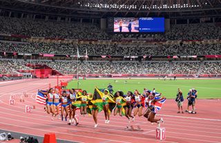 2GC71PD from left Team USA with Javianne OLIVER Teahna DANIELS Jenna PRANDINI Gabrielle THOMAS 2nd place silver medal silver medal silver medalist silver medalist Team JAM with Briana WILLIAMS Elaine THOMPSONHERAH ShellyAnn FRASER PRYCE Shericka JACKSON winner Olympic champion 1st place gold medal gold medalist Olympic champion gold medalist Team GBR with Asha PHILIP Imani LANSIQUOT Dina ASHERSMITH Daryll NEITA 3rd place bronze medal bronze medal Bronze medalist bronze medalist cheering with flags jubilation cheering joy cheers athletics final 4x 100m relay o