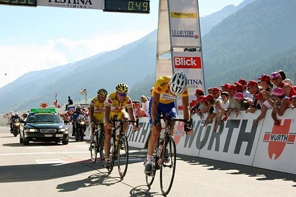 Michael Rogers (Quick.Step) looks like he knows he's lost the jersey, with Chris Horner (Saunier Duval) right behind him.