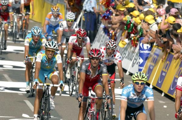 Alberto Contador (Astana) and Andreas Kloden (RadioShack) cross the line together