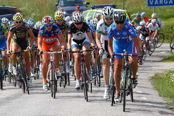 Olga Zabelinskaya (Russia) leads on the climb.