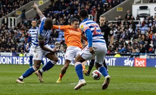 Blackpools Ian Poveda breaks during the Sky Bet Championship between Reading and Blackpool at Select Car Leasing Stadium on February 25, 2023 in Reading, United Kingdom. (Photo by Andrew Kearns - CameraSport via Getty Images)