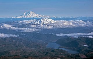 mount rainier and mount st. helens