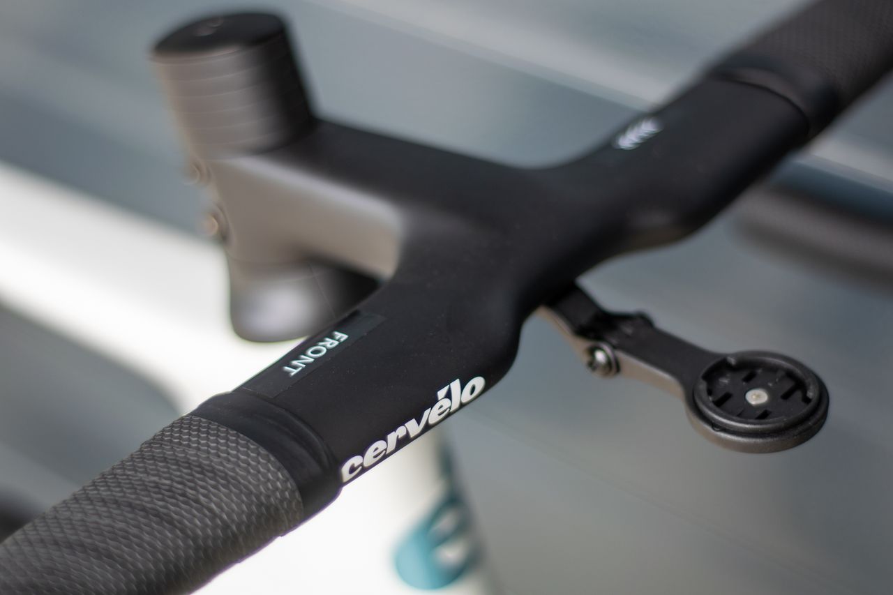 A white and blue Cerv&eacute;lo Soloist