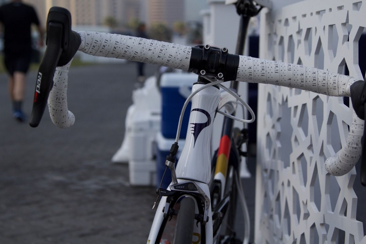 The bar tap goes almost all the way to the stem intriguingly, leaving no room for a power meter mount