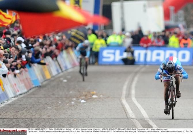 Zdenek Stybar (Czech Republic) pushes for the line with Sven Nys in the background