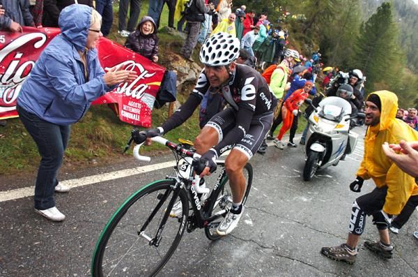 Carlos Sastre (Cervelo TestTeam) ascends the Mortirolo.