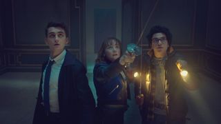 Lockwood, Lucy et George ont l'air inquiets alors qu'ils fixent quelque chose hors champ dans la série Lockwood and Co. de Netflix.