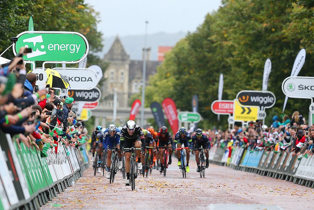 Edvald Boasson Hagen holds off the peloton to win stage 8 in Britain