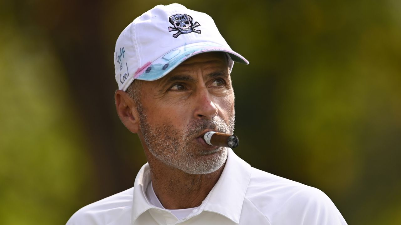 Rocco Mediate smokes a cigar on the golf course