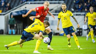 Svenske Joakim Nilsson og vår egen Erling Braut Haaland krangler om ballen under forrige møte i Nations League