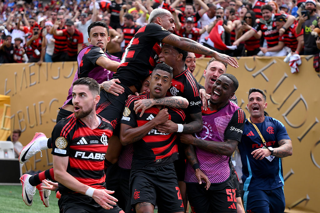 Bruno Henrique #27 of CR Flamengo celebrates with teammates afterscoring his team&#039;s first goal during the FIFA Club World Cup 2025 group D match between CR Flamengo and Chelsea FC at Lincoln Financial Field on June 20, 2025 in Philadelphia, Pennsylvania.
