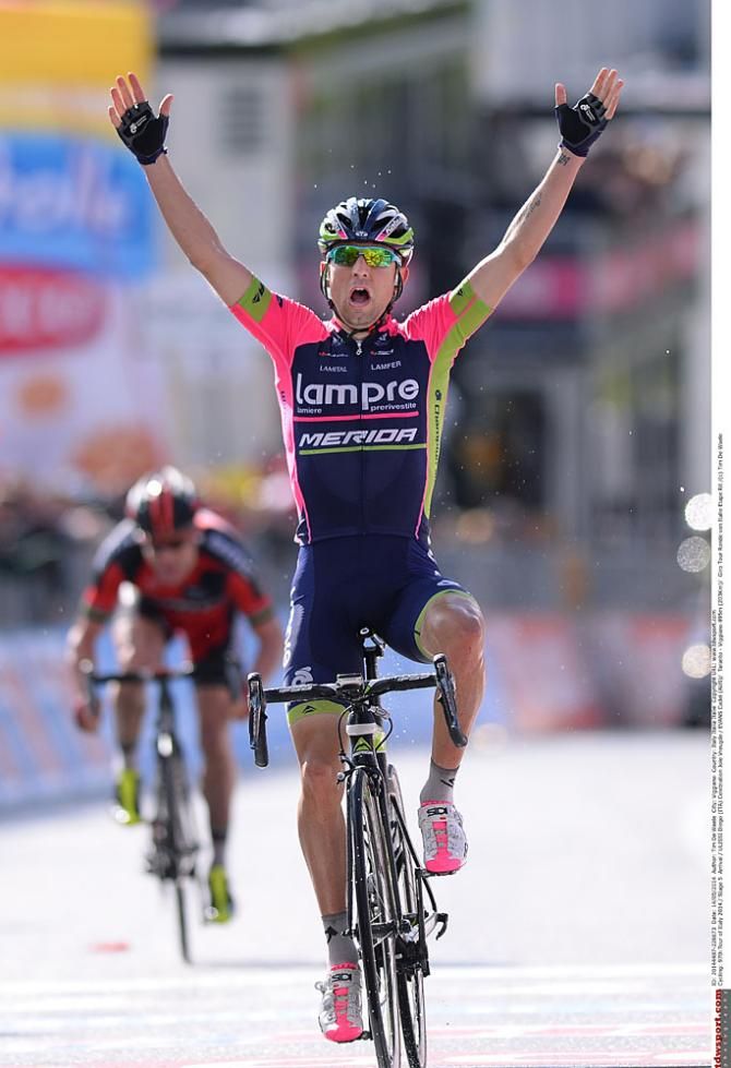Diego Ullisi wins stage 5