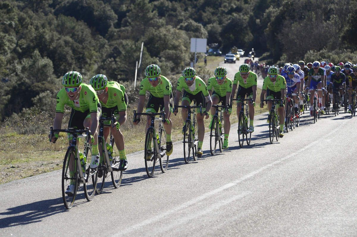 The Cannondale team looking after Tom-Jelte Slagter during the stage