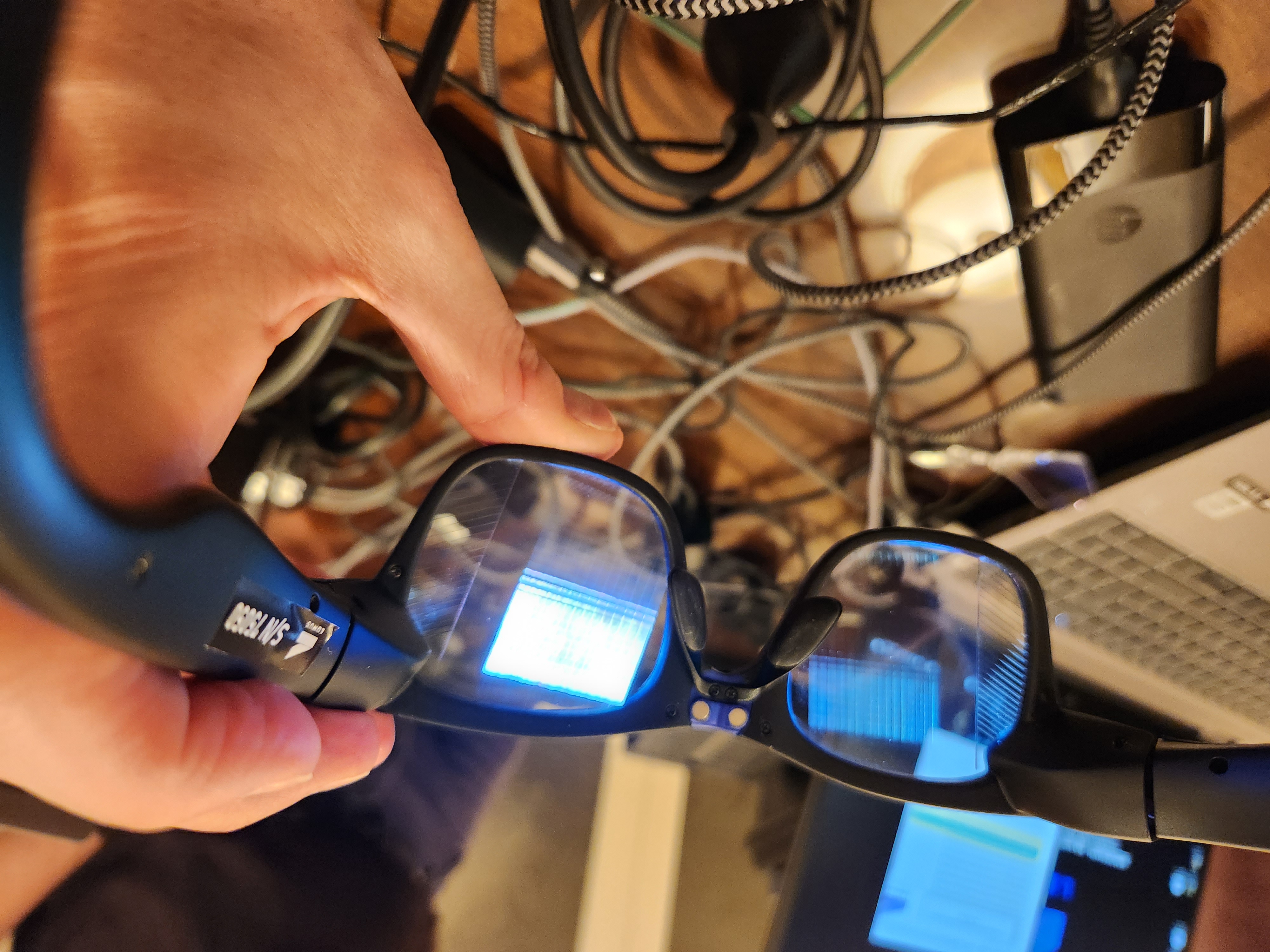 A посмотрите через умные очки Lumus (на очень захламленном столе)